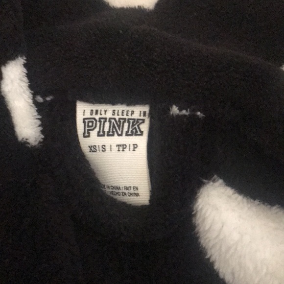 VSPink fuzzy black and white robe never worn but does have a flaw in photos - Picture 2 of 4